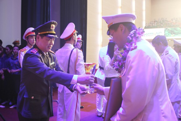 Tuyên dương 10 gương mặt trẻ Công an Thủ đô xuất sắc tiêu biểu 2014 ảnh 1 Tuyên dương 10 gương mặt trẻ Công an Thủ đô xuất sắc tiêu biểu 2014 ảnh 1
