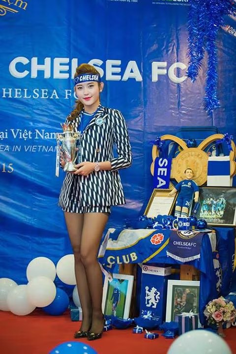 Bên lề trận kinh điển Chelsea - M.U: Mỹ nhân Việt "đại chiến" ảnh 3 Bên lề trận kinh điển Chelsea - M.U: Mỹ nhân Việt "đại chiến" ảnh 3