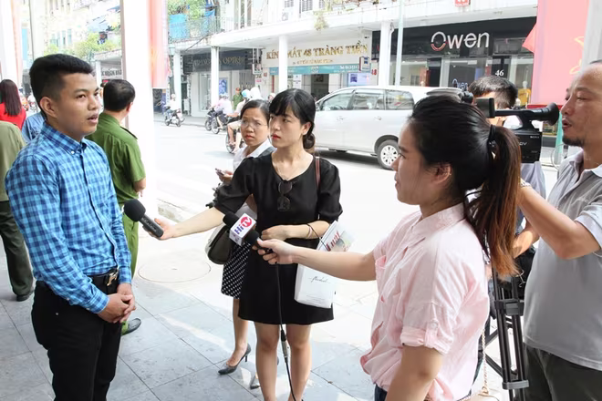 Sức hút ở triển lãm ảnh "Công an Hà Nội vì nhân dân phục vụ - Vì Thủ đô bình yên" ảnh 6