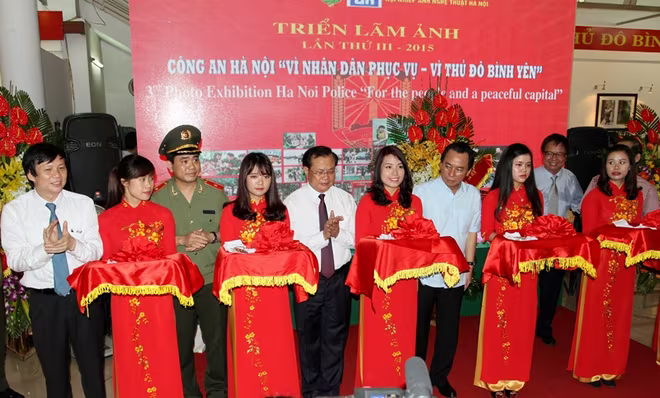 Sức hút ở triển lãm ảnh "Công an Hà Nội vì nhân dân phục vụ - Vì Thủ đô bình yên" ảnh 1