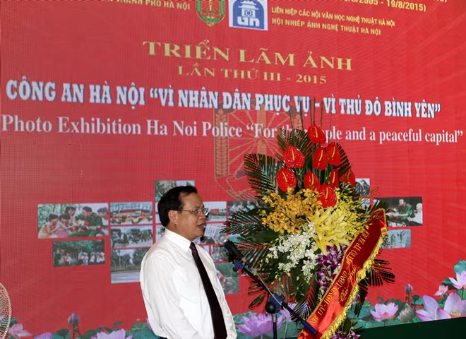 Sức hút ở triển lãm ảnh "Công an Hà Nội vì nhân dân phục vụ - Vì Thủ đô bình yên" ảnh 2