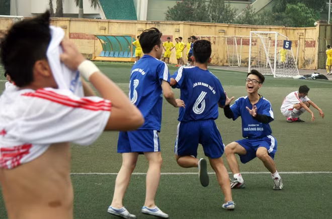 Kết quả, hình ảnh thi đấu ngày 15-11 giải bóng đá học sinh THPT Hà Nội 2015 ảnh 2 Kết quả, hình ảnh thi đấu ngày 15-11 giải bóng đá học sinh THPT Hà Nội 2015 ảnh 2