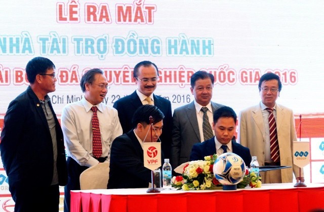 Tập đoàn FLC đồng hành với bóng đá Việt Nam ảnh 1 Tập đoàn FLC đồng hành với bóng đá Việt Nam ảnh 1