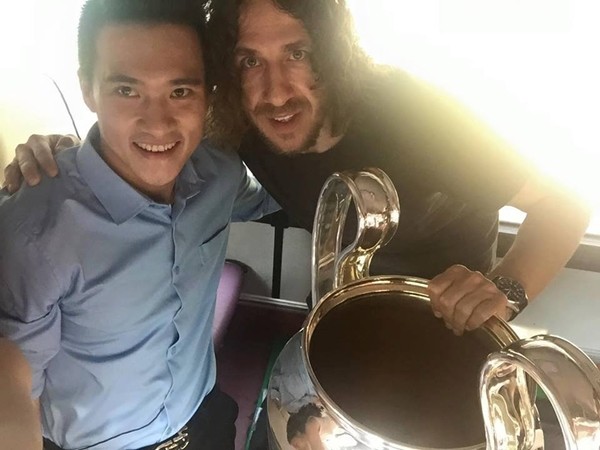 Công Vinh hớn hở bên huyền thoại của Barca ảnh 1 Công Vinh hớn hở bên huyền thoại của Barca ảnh 1