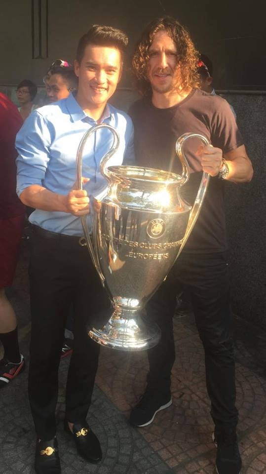 Công Vinh hớn hở bên huyền thoại của Barca ảnh 2 Công Vinh hớn hở bên huyền thoại của Barca ảnh 2