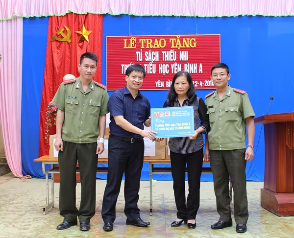 Đưa sách đến với học sinh ngoại thành Hà Nội ảnh 1 Đưa sách đến với học sinh ngoại thành Hà Nội ảnh 1