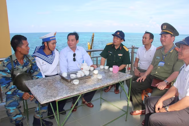 Đoàn đại biểu Thành phố Hà Nội thăm, động viên quân dân Trường Sa ảnh 2 Đoàn đại biểu Thành phố Hà Nội thăm, động viên quân dân Trường Sa ảnh 2