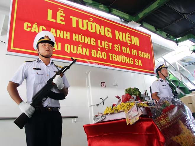 Xúc động Lễ tưởng niệm các chiến sĩ hy sinh ở Trường Sa ảnh 1 Xúc động Lễ tưởng niệm các chiến sĩ hy sinh ở Trường Sa ảnh 1