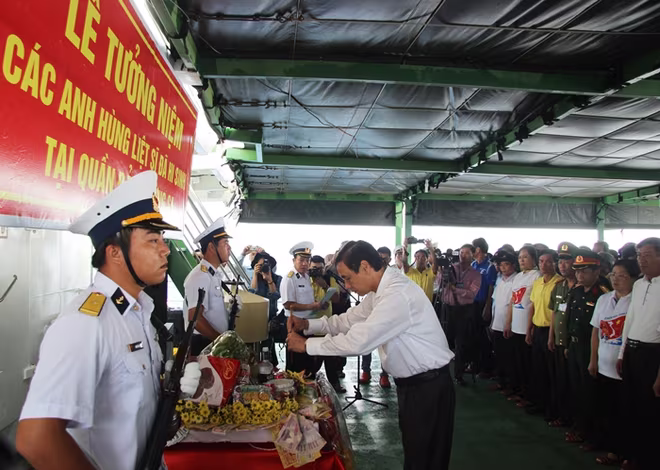 Xúc động Lễ tưởng niệm các chiến sĩ hy sinh ở Trường Sa ảnh 3 Xúc động Lễ tưởng niệm các chiến sĩ hy sinh ở Trường Sa ảnh 3