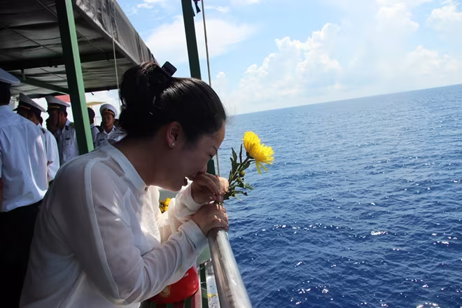 Xúc động Lễ tưởng niệm các chiến sĩ hy sinh ở Trường Sa ảnh 6 Xúc động Lễ tưởng niệm các chiến sĩ hy sinh ở Trường Sa ảnh 6