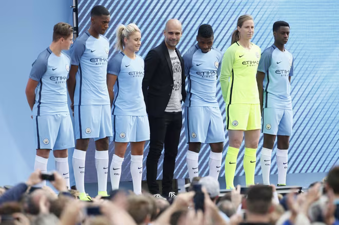 Pep Guardiola hoành tráng ra mắt CĐV Man City ảnh 7 Pep Guardiola hoành tráng ra mắt CĐV Man City ảnh 7