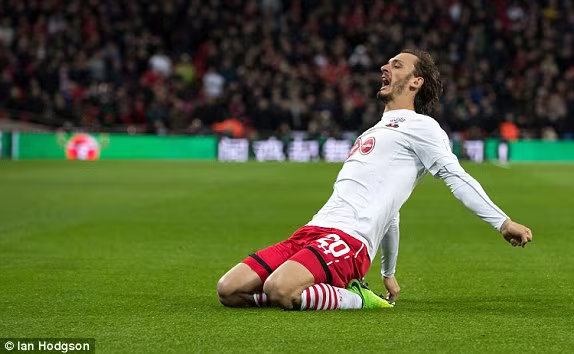 Chùm ảnh: Ibra hí hửng, Mourinho lạnh lùng với chiến quả đầu tiên ảnh 3