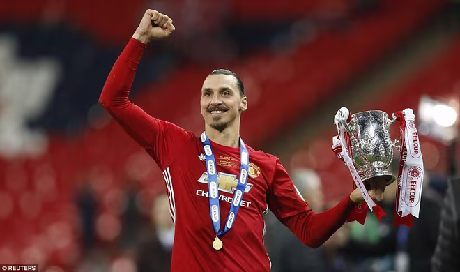 Chùm ảnh: Ibra hí hửng, Mourinho lạnh lùng với chiến quả đầu tiên ảnh 9