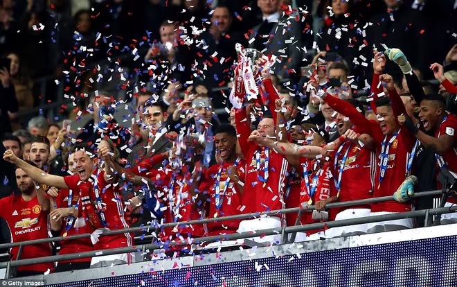 Chùm ảnh: Ibra hí hửng, Mourinho lạnh lùng với chiến quả đầu tiên ảnh 6