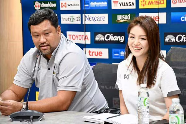 LĐBĐ Thái Lan hành xử khó tin với nữ trưởng đoàn xinh đẹp ảnh 2 LĐBĐ Thái Lan hành xử khó tin với nữ trưởng đoàn xinh đẹp ảnh 2