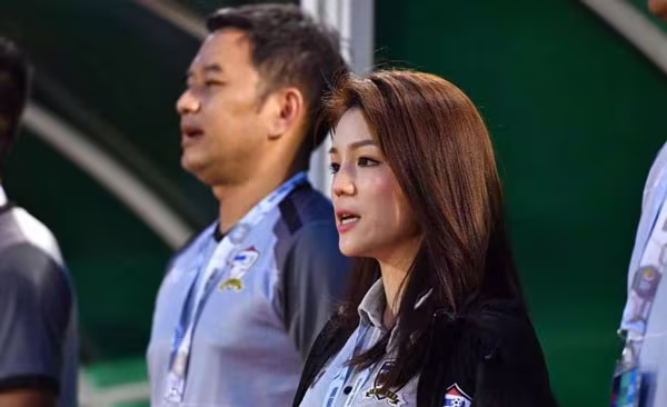 LĐBĐ Thái Lan hành xử khó tin với nữ trưởng đoàn xinh đẹp ảnh 1 LĐBĐ Thái Lan hành xử khó tin với nữ trưởng đoàn xinh đẹp ảnh 1