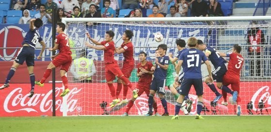 VAR cứu tuyá»n Viá»t Nam trưá»c Nháºt: Nóng cả Asian Cup