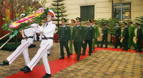 Dâng hương tưởng nhớ các anh hùng liệt sỹ CATP Hà Nội ảnh 1 Dâng hương tưởng nhớ các anh hùng liệt sỹ CATP Hà Nội ảnh 1