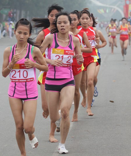 Xúc động hình ảnh VĐV kiệt sức trên vạch đích marathon ảnh 1 Xúc động hình ảnh VĐV kiệt sức trên vạch đích marathon ảnh 1