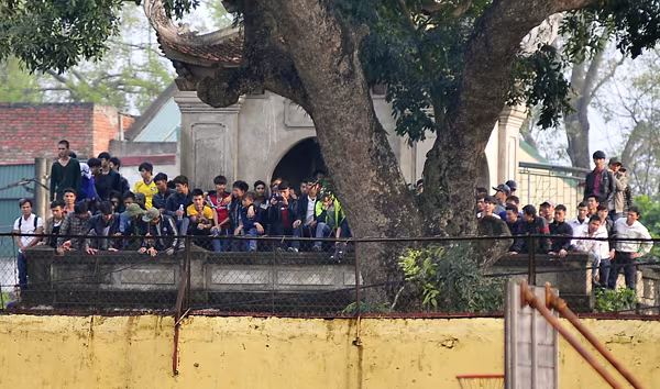 Người Nghệ An leo cây, trèo lên di tích lịch sử xem bóng đá ảnh 3 Người Nghệ An leo cây, trèo lên di tích lịch sử xem bóng đá ảnh 3