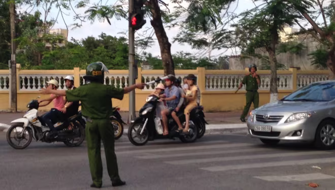 Chơi biển Đồ Sơn tới đêm chưa về được nhà vì tắc đường ảnh 2