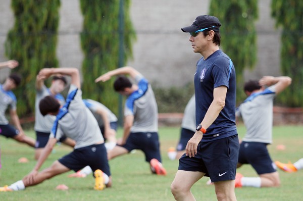 HLV trưởng U23 Hàn Quốc: "Tôi không biết ông Miura là ai!" ảnh 1 HLV trưởng U23 Hàn Quốc: "Tôi không biết ông Miura là ai!" ảnh 1