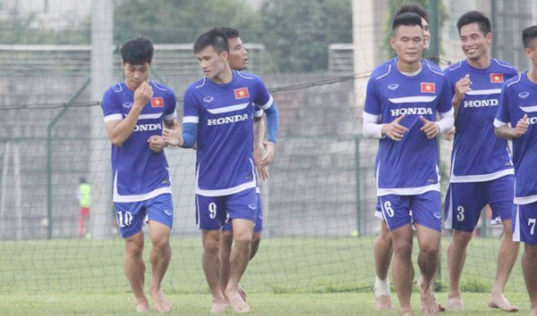Công Phượng “thọ giáo” đàn anh Công Vinh ngay trên sân tập ảnh 1 Công Phượng “thọ giáo” đàn anh Công Vinh ngay trên sân tập ảnh 1