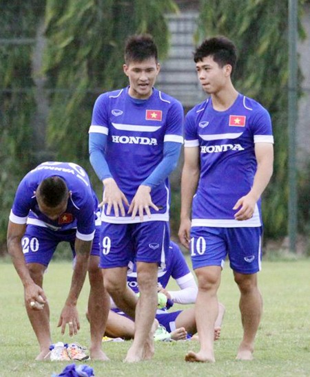 Công Phượng “thọ giáo” đàn anh Công Vinh ngay trên sân tập ảnh 2 Công Phượng “thọ giáo” đàn anh Công Vinh ngay trên sân tập ảnh 2