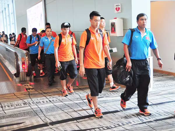 Chùm ảnh U23 Việt Nam “đổ bộ” lên Đảo quốc Sư tử ảnh 1