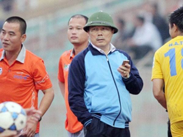 “Ông bầu mũ cối” bất ngờ rút khỏi V-League ảnh 1 “Ông bầu mũ cối” bất ngờ rút khỏi V-League ảnh 1