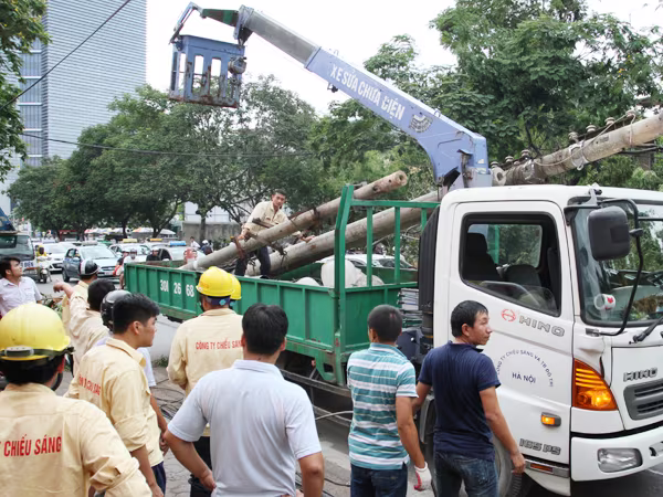 Đường phố Hà Nội một ngày sau giông lốc kinh hoàng ảnh 10