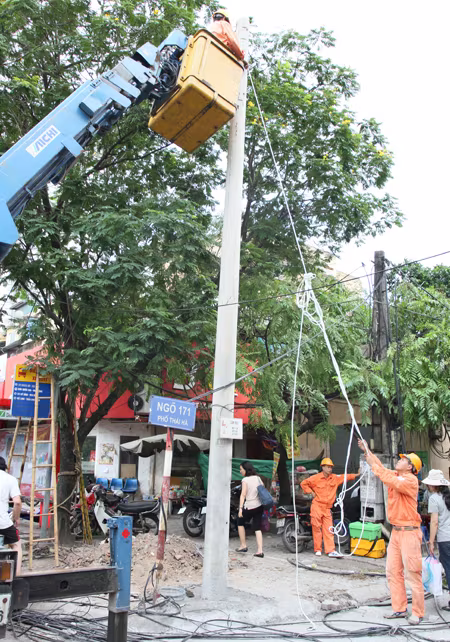 Đường phố Hà Nội một ngày sau giông lốc kinh hoàng ảnh 11