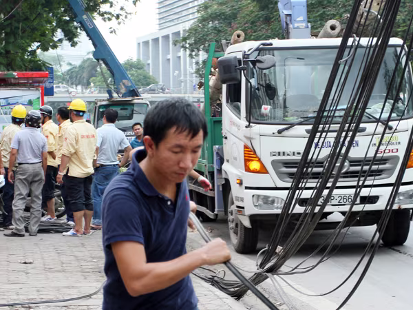 Đường phố Hà Nội một ngày sau giông lốc kinh hoàng ảnh 9