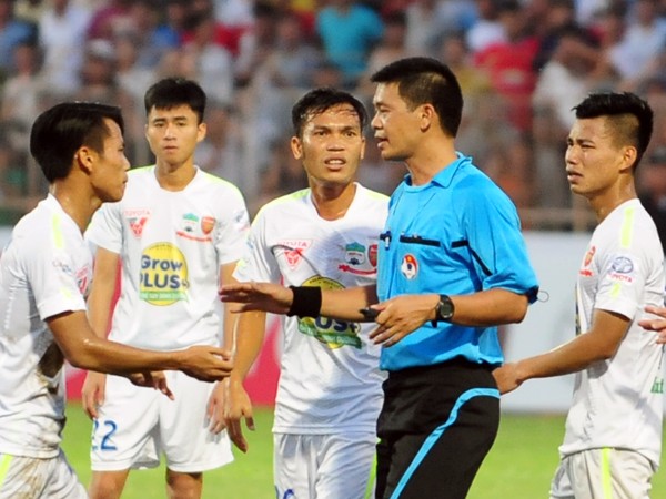 Nhiều CLB phàn nàn, BTC V-League cậy nhờ trọng tài ngoại ảnh 1 Nhiều CLB phàn nàn, BTC V-League cậy nhờ trọng tài ngoại ảnh 1