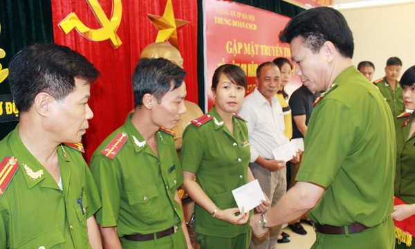 Trung đoàn CSCĐ trao 49 suất quà cho gia đình chính sách ảnh 1 Trung đoàn CSCĐ trao 49 suất quà cho gia đình chính sách ảnh 1