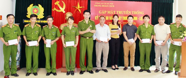 Trung đoàn CSCĐ trao 49 suất quà cho gia đình chính sách ảnh 3 Trung đoàn CSCĐ trao 49 suất quà cho gia đình chính sách ảnh 3