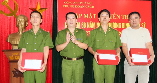 Trung đoàn CSCĐ trao 49 suất quà cho gia đình chính sách ảnh 2 Trung đoàn CSCĐ trao 49 suất quà cho gia đình chính sách ảnh 2