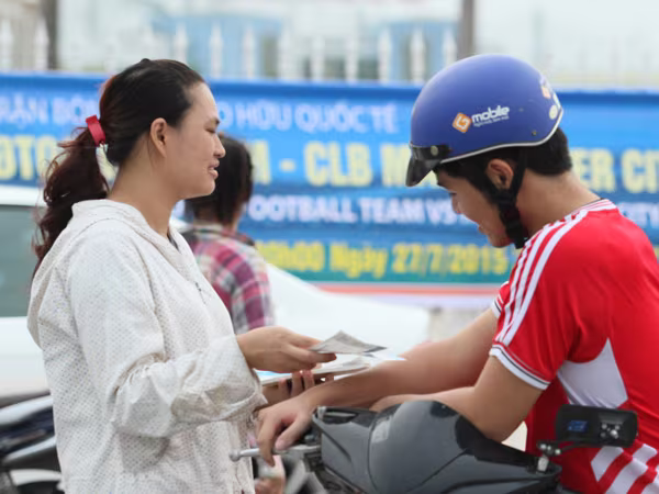 200.000 đồng/vé: Thảm hại vé chợ đen xem Man City ảnh 3 200.000 đồng/vé: Thảm hại vé chợ đen xem Man City ảnh 3