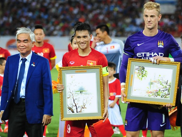 Công Vinh mắc sơ suất đáng trách ở trận gặp Man City ảnh 1 Công Vinh mắc sơ suất đáng trách ở trận gặp Man City ảnh 1