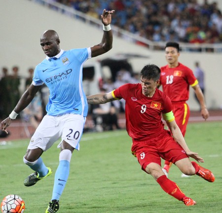 Công Vinh mắc sơ suất đáng trách ở trận gặp Man City ảnh 4 Công Vinh mắc sơ suất đáng trách ở trận gặp Man City ảnh 4
