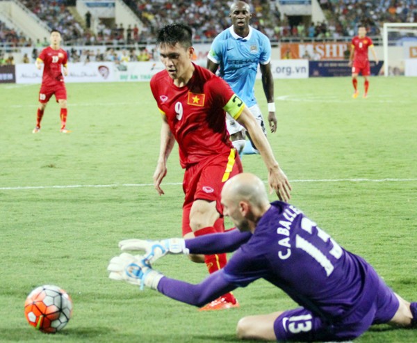 Công Vinh mắc sơ suất đáng trách ở trận gặp Man City ảnh 5 Công Vinh mắc sơ suất đáng trách ở trận gặp Man City ảnh 5