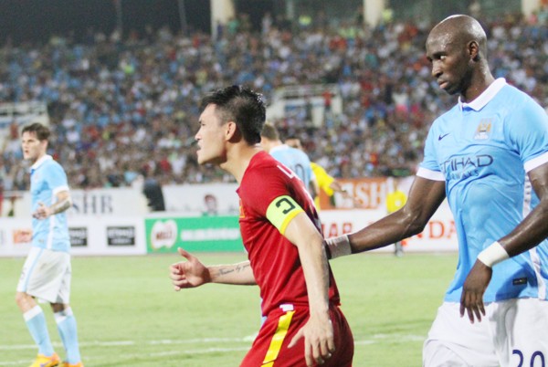 Công Vinh mắc sơ suất đáng trách ở trận gặp Man City ảnh 6 Công Vinh mắc sơ suất đáng trách ở trận gặp Man City ảnh 6