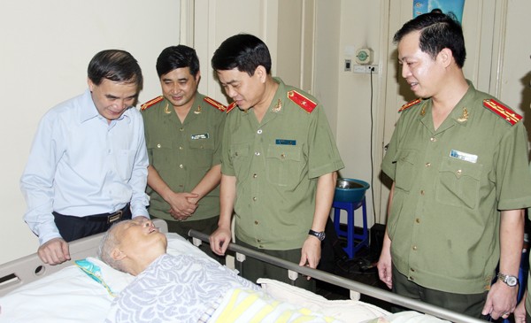 Giám đốc CATP Hà Nội thăm, chúc sức khỏe đồng chí Phạm Tâm Long ảnh 1 Giám đốc CATP Hà Nội thăm, chúc sức khỏe đồng chí Phạm Tâm Long ảnh 1