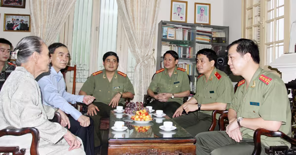 Giám đốc CATP Hà Nội thăm, chúc sức khỏe đồng chí Phạm Tâm Long ảnh 3