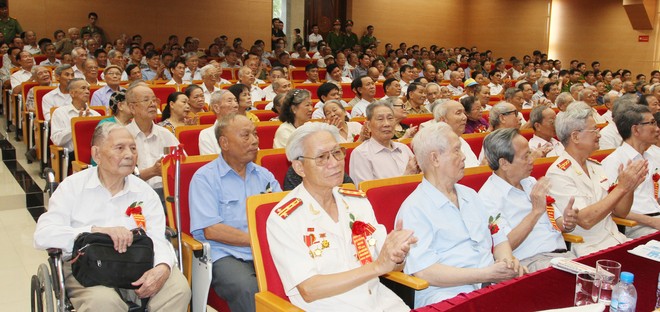 Xúc động buổi gặp mặt các cán bộ lão thành Công an Hà Nội ảnh 7 Xúc động buổi gặp mặt các cán bộ lão thành Công an Hà Nội ảnh 7