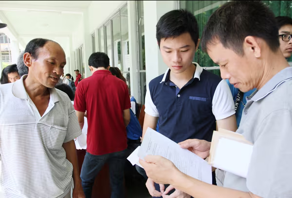 Thí sinh vội vã rút-nộp hồ sơ trước giờ "khóa sổ" nguyện vọng 1 ảnh 3