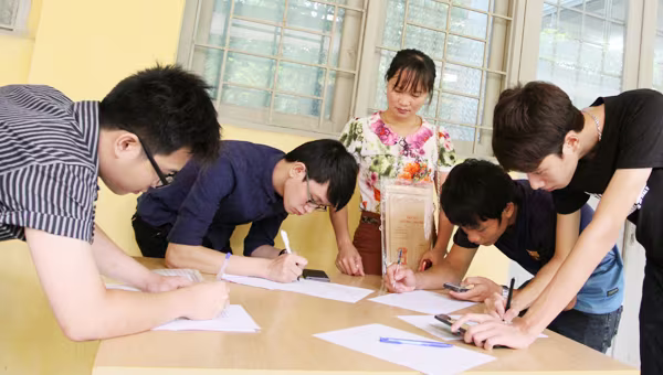 Thí sinh vội vã rút-nộp hồ sơ trước giờ "khóa sổ" nguyện vọng 1 ảnh 7