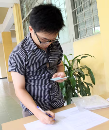 Thí sinh vội vã rút-nộp hồ sơ trước giờ "khóa sổ" nguyện vọng 1 ảnh 9