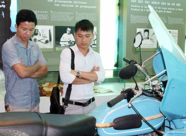 Trung úy Đỗ Tiến Tưởng - CAH Thanh Oai: Kho sử đồ sộ, trực quan và sinh động Tôi từng tham quan một số bảo tàng của ngành công an nhưng đây là bảo tàng gây cho tôi ấn tượng mạnh nhất. Các bài trí hiện đại, tinh tế. Hiện vật đa dạng, có giá trị cao giúp cá nhân tôi hiểu hơn về chặng đường phát triển vẻ vang của Công an Hà Nội, hiểu hơn về những chiến công cũng như hy sinh thầm lặng của các thế hệ cha anh, cũng như các đồng đội hiện đang từng ngày, từng giờ giữ gìn sự bình yên của Thủ đô và nhân dân. Trung úy Đỗ Tiến Tưởng (bên trái) cùng đồng đội tham quan bảo tàng Công an Hà Nội Anh Lã Hồng Cường (huyện Nga Sơn, Thanh Hóa): Kích thích mọi giác quan Đến tham quan bảo tàng, tôi được các hướng dẫn viên nhiệt tình dẫn tới tất cả các phòng trưng bày, được nghe nhiều câu chuyện thú vị, xúc động xung quanh các bức ảnh, hiện vật. Anh Lã Hồng Cường (áo trắng) tham quan chiếc xe sidecar Tại đây, tôi rất ấn tượng với nhiều hiện vật như chiếc xe sidecar - phương tiện phổ biến của Công an Hà Nội những năm 1970-1980; hung khí do lực lượng 141 thu giữ; trang phục Công an Hà Nội qua các thời kỳ... hay những bức ảnh lịch sử quý giá trong chặng đường đấu tranh, trấn áp tội phạm của lực lượng Công an Thủ đô. Điểm thú vị nữa là được xem các phóng sự về quá trình truy bắt tội phạm, bắt giữ đối tượng vi phạm, tang vật vụ án... phát liên tục trên các màn hình ở phòng trưng bày tầng 1. Đi một vòng quanh bảo tàng, mọi giác quan đều như bị kích thích, cuốn hút người xem.