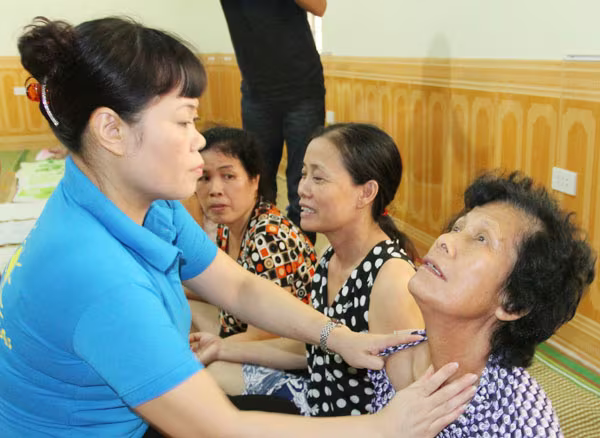 Cận cảnh chiêu "mát-xa chữa bách bệnh" của "cô" Phú Sông Công ảnh 9